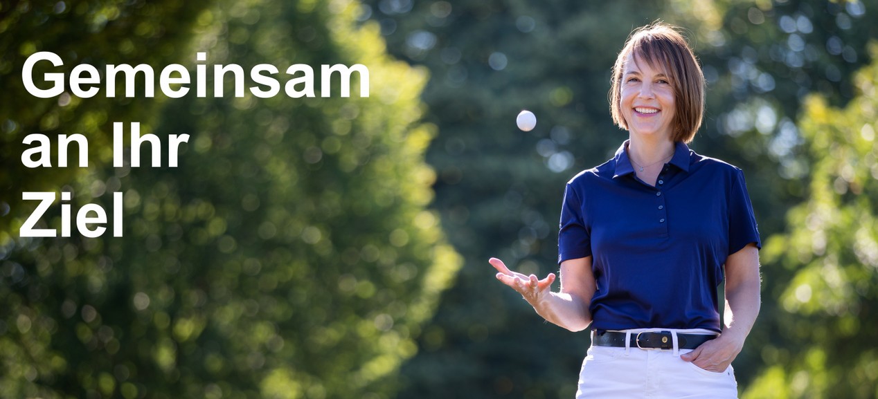Anja Arens wirft einen Golfball in die Luft auf einer Golfanlage, Beratung für Golfanlagen und Golfclubs