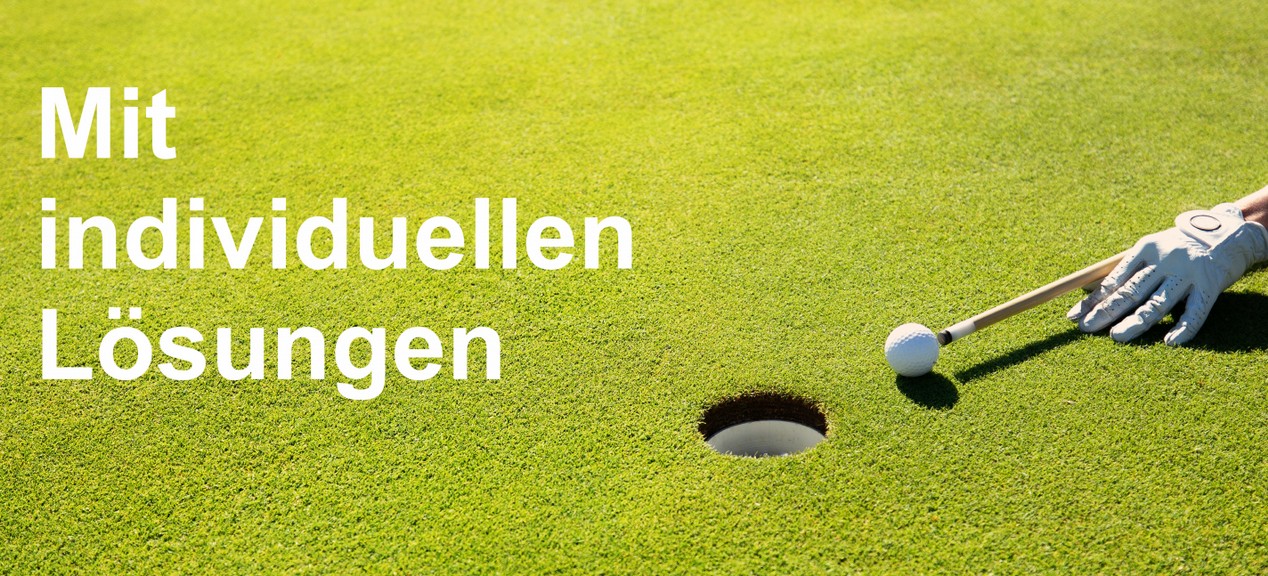 Hand stößt mit einem Billard-Queue einen Golfball ins Loch, Symbolbild für individuelle Lösungen